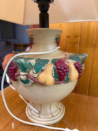 Lámpara de cerámica antigua con frutas