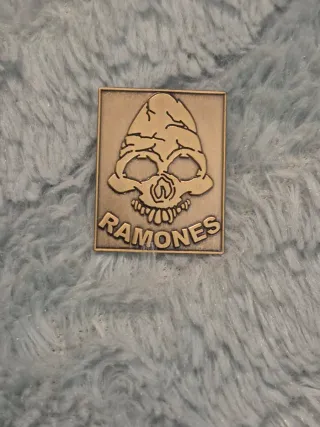 Pin Ramones Caveira Dourado