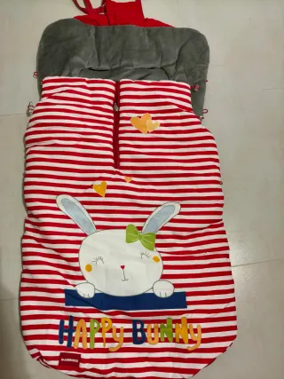 Saco Carro Bebé Rayas Rojas Conejo Feliz