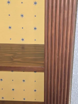 Librería de madera clásica con 3 estantes