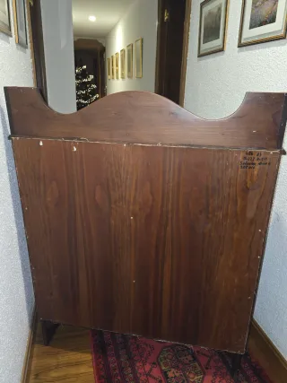 Librería de madera clásica con 3 estantes