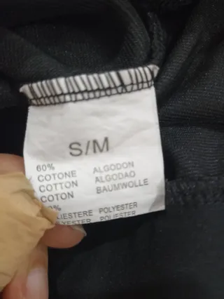 Leggings neri con banda decorativa.