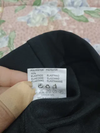 Leggings neri con banda decorativa.