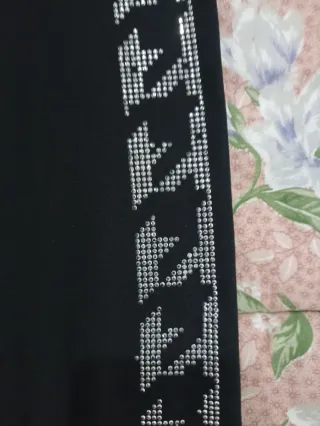 Leggings neri con banda decorativa.