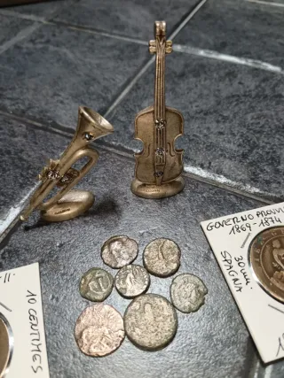 12 pezzi tra monete e antichità