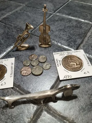 12 pezzi tra monete e antichità