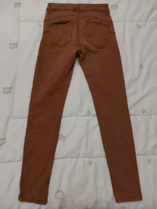 Pantalón pitillo marrón camel