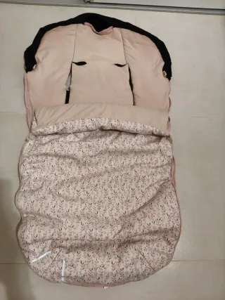 Saco de bebé rosa con estampado floral