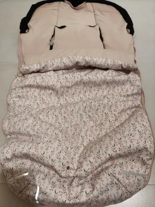 Saco de bebé rosa con estampado floral