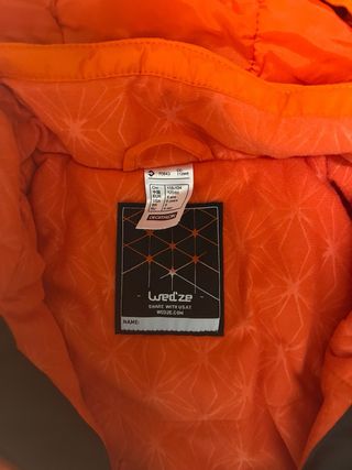 Traje de esquí negro con tirantes