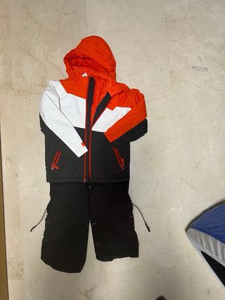 Traje de esquí negro con tirantes