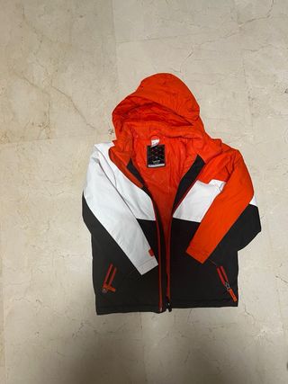 Traje de esquí negro con tirantes