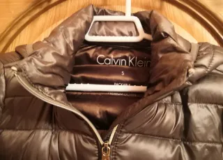 Anorak con relleno de plumas Calvin Klein satinado