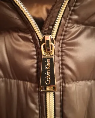 Anorak con relleno de plumas Calvin Klein satinado