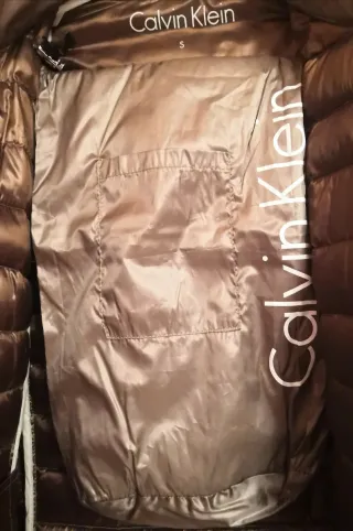 Anorak con relleno de plumas Calvin Klein satinado