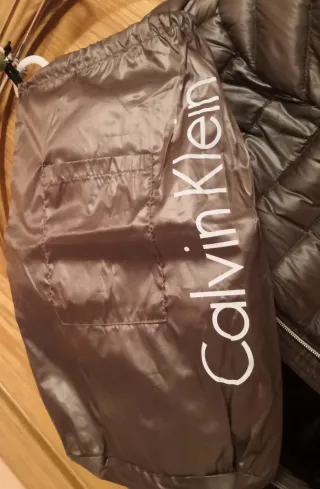 Anorak con relleno de plumas Calvin Klein satinado