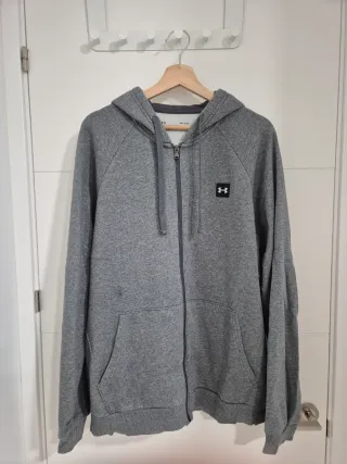 Sudadera Under Armour gris con capucha