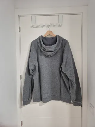 Sudadera Under Armour gris con capucha