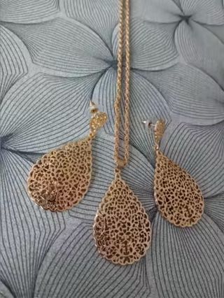Conjunto de collar y pendientes dorados