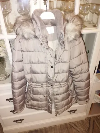 Chaquetón gris con capucha y pelo