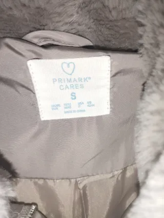 Chaquetón gris con capucha y pelo