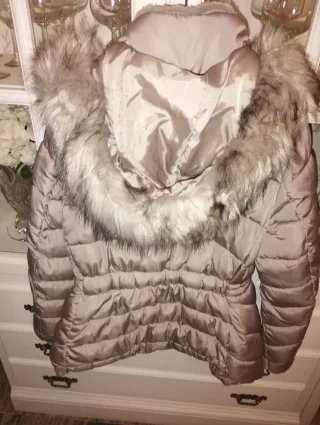 Chaquetón gris con capucha y pelo