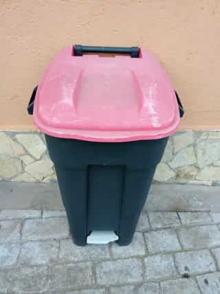 Cubo de basura negro con tapa roja