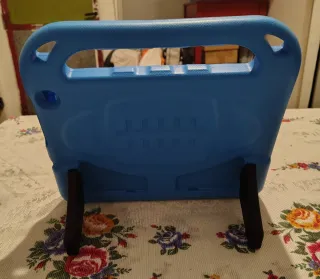 Funda protectora azul para tablet con asa