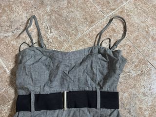 Vestido gris con cinturon