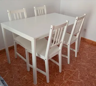 Mesa de comedor y 4 sillas blancas