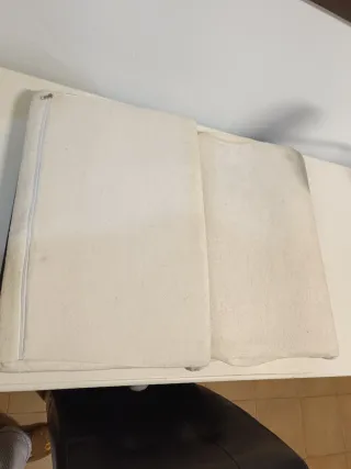 Dos cojines cervicales de tela y espuma