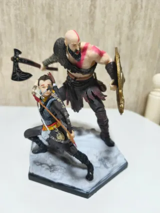 Figura Kratos y Atreus God of War en su caja