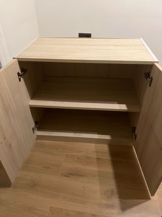 Armario de madera con tiradores amarillos