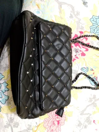 Bolso negro con tachuelas