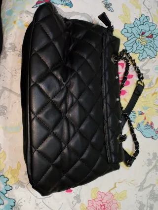 Bolso negro con tachuelas