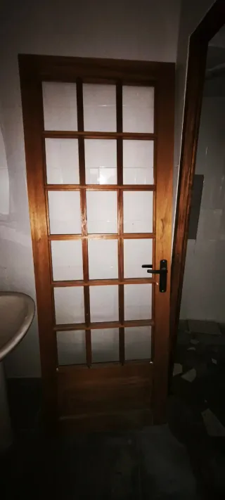 Puerta de madera sin cristales