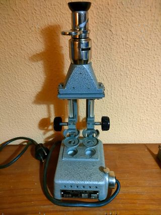 Antiguo microscopio de laboratorio