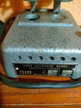 Antiguo microscopio de laboratorio