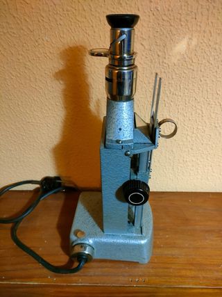 Antiguo microscopio de laboratorio