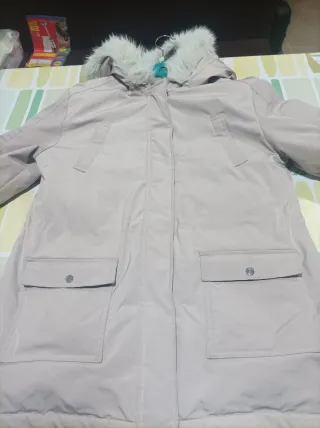Parka Mayoral color beis con capucha,