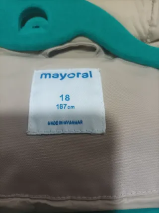 Parka Mayoral color beis con capucha,
