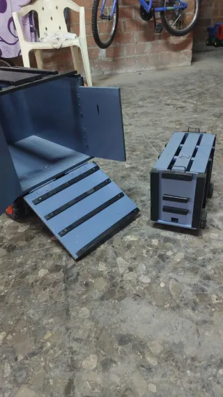 Camión y cajón de toros , juguete para niños .