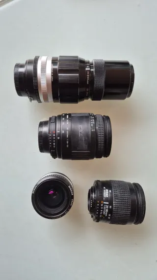 Cámara Nikon F70 con objetivos