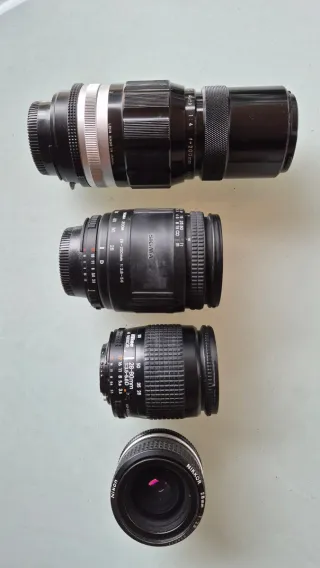 Cámara Nikon F70 con objetivos