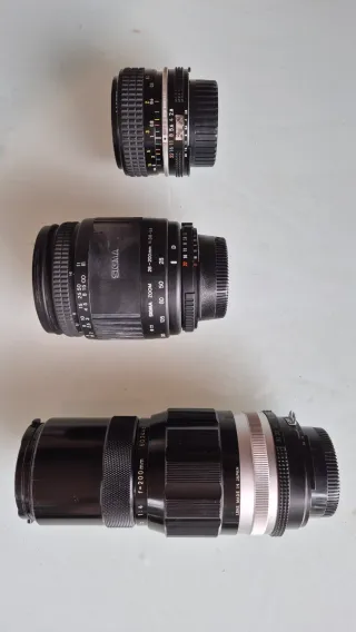 Cámara Nikon F70 con objetivos