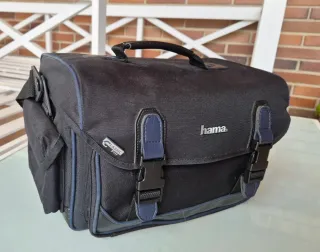 Cámara Nikon F70 con objetivos