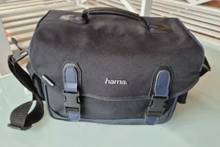 Cámara Nikon F70 con objetivos