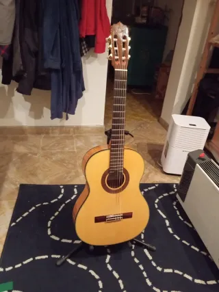 Pie para guitarra negro