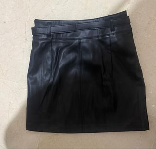 Falda de cuero negra con cinturón