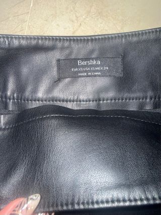 Falda de cuero negra con cinturón